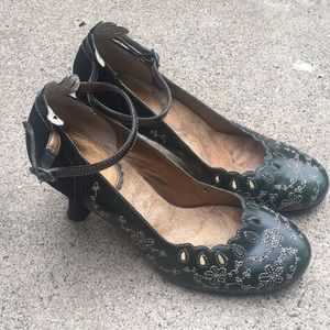 Kenzie heels with embroidery